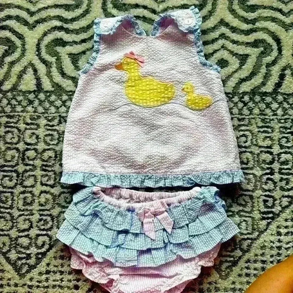 None Other - Adorable seersucker outfit size 9 months